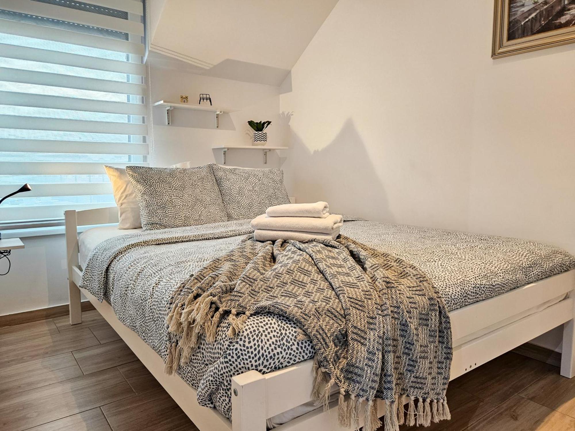 Roman Apartman Sremska Mitrovica Bagian luar foto